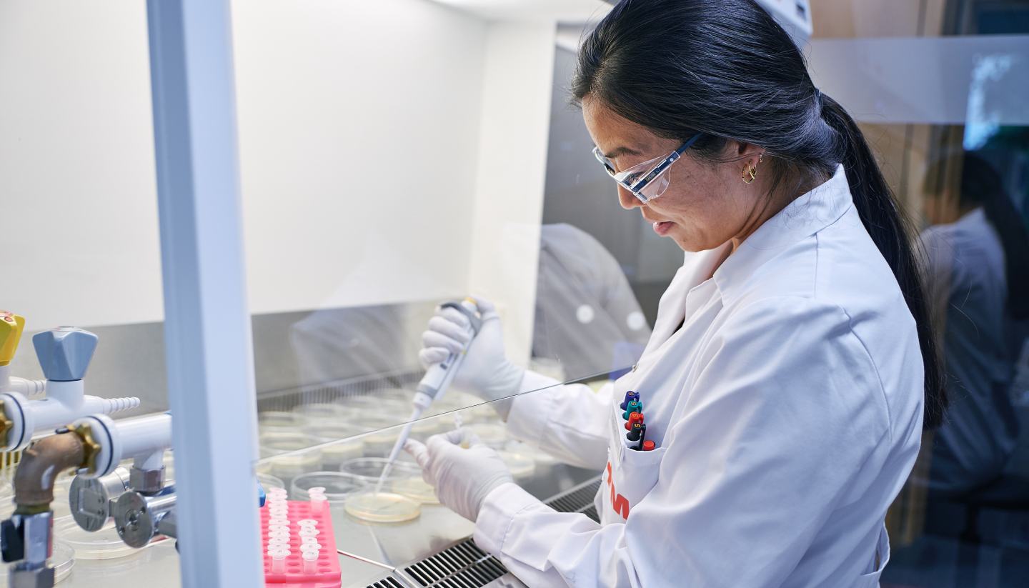 women in lab