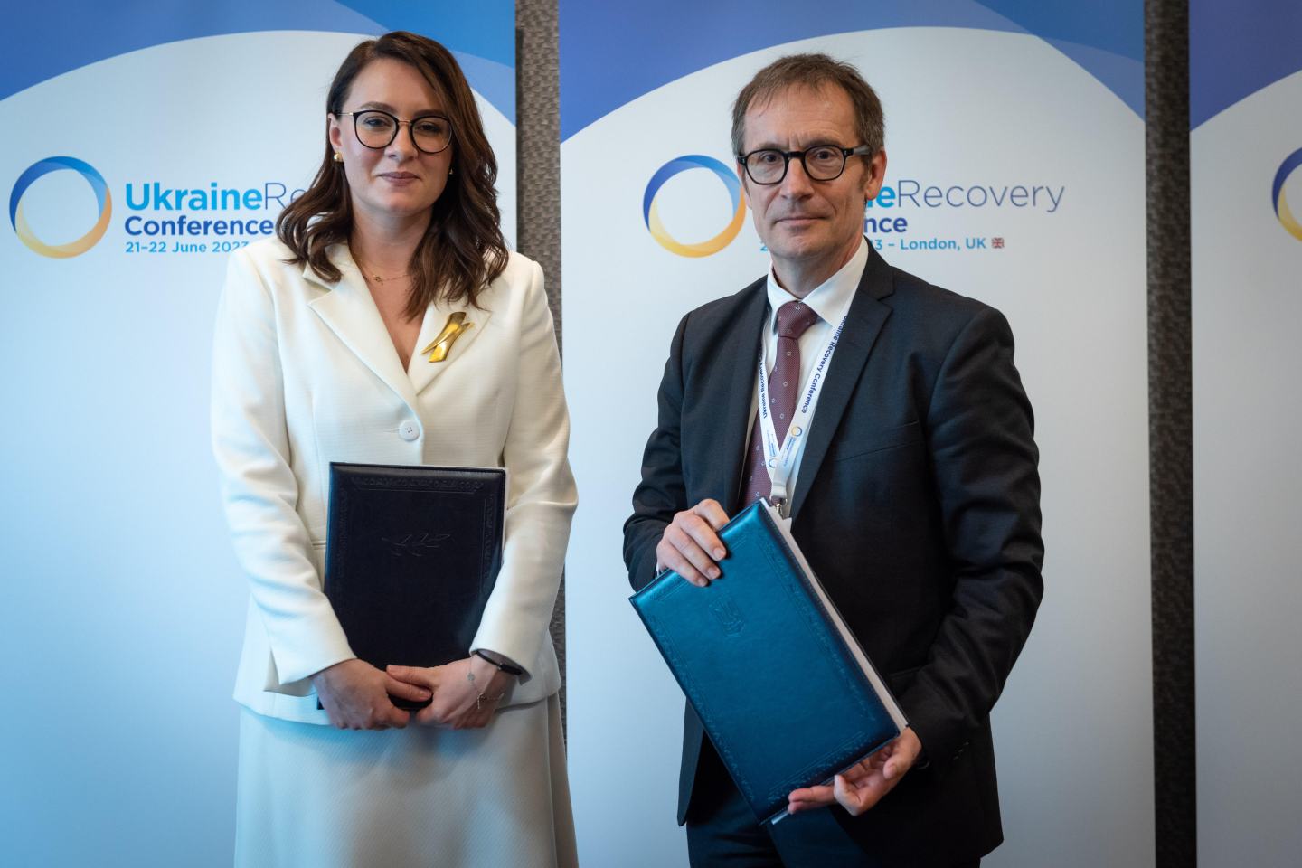 Sebastia Pons, vice president and president, FMC EMEA, stands alongside Ms. Yulia Svyrydenko, First Deputy Prime Minister, Minister of  Economy of Ukraine as the two sign a Memorandum of Cooperation (MoC) on Thursday, June 22 during the Ukraine Recovery Conference 2023 in London